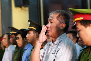 "Gánh xiếc" Phạm Công Danh và đồng phạm "biểu diễn" trước vành móng ngựa (!)