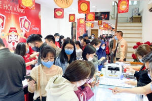 Giữa trưa ngày vía Thần tài: Giá vàng lao dốc, lượng khách mua bất ngờ “tăng nhiệt”