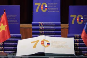 Ra mắt cuốn sách về 70 năm quan hệ Việt Nam - Nga Ra mắt cuốn sách về 70 năm quan hệ Việt Nam - Nga