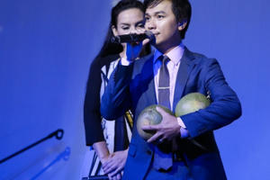 Danh ca Mạnh Quỳnh bối rối khi khán giả mang bưởi lên sân khấu tặng