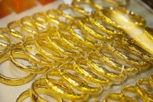 Giá vàng hôm nay 1/4: Bị bán tháo vì đại dịch Covid-19, giá vàng tuột dốc