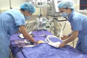 Ăn thuốc chuột bé trai 26 tháng suýt mất mạng