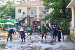 Hà Nội: Công an xã Xuân Mai ra quân giúp nhân dân khắc phục hậu quả mưa lũ