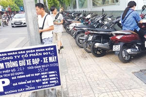 Phố đi bộ quanh hồ Hoàn Kiếm: Đường ngập rác, khách bị chặt chém