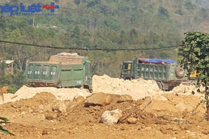 Lai Châu: Ngang nhiên đổ đất đá thải lấp sông Nậm Na ở thị trấn Phong Thổ