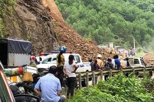 Tin giao thông đến sáng 12/8: Rượt đuổi bằng xe máy, nam thanh niên lao xuống kênh tử vong; Quốc lộ 4C ách tắc nhiều giờ do sạt lở đất