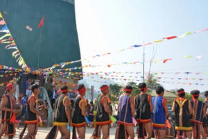 Để người dân "đánh thức" di sản...