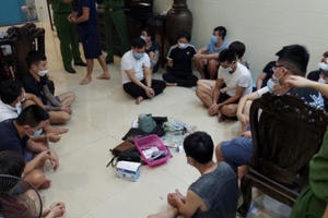 Đột kích sới bạc, bắt giữ nhóm đối tượng đang say sưa sát phạt bất chấp dịch bệnh Đột kích sới bạc, bắt giữ nhóm đối tượng đang say sưa sát phạt bất chấp dịch bệnh