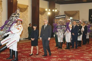 Nhiều đoàn ngoại giao đến viếng Chủ tịch nước tại TP.HCM