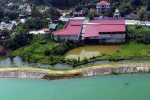 Địa ốc 7AM: Dãy nhà 'nguy khốn' bên bờ sông ở Hà Giang, nửa đời khốn khổ đi xin cấp sổ đỏ