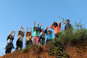 Hành trình tới trường gian nan của những đôi chân bé nhỏ