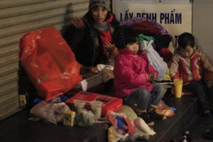 Hà Nội: Người vô gia cư co quắp trong rét buốt kỷ lục Hà Nội: Người vô gia cư co quắp trong rét buốt kỷ lục