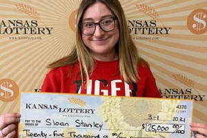 Ngỡ ngàng cô gái 18 tuổi trúng vé số gần 580 triệu đồng