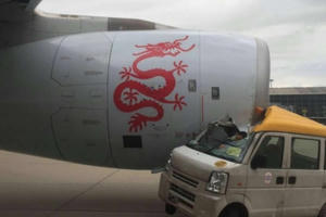 Hong Kong: Xe tải lao trực diện vào máy bay chở gần 300 hành khách