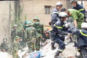 Vụ sập nhà ở Cửa Bắc: Nhiều người hãi hùng chứng kiến giây phút kinh hoàng Vụ sập nhà ở Cửa Bắc: Nhiều người hãi hùng chứng kiến giây phút kinh hoàng