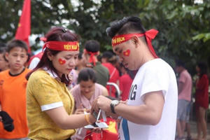 Hàng ngàn cổ động viên đến sân vận động Quốc gia Mỹ Đình để chào đón các tuyển thủ Việt Nam