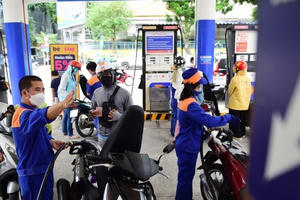 Giá xăng giữ nguyên, dầu tăng giá