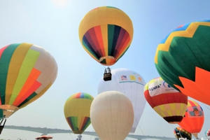 Hàng ngàn người chen chân về khu vườn nhãn xem khinh khí cầu Hàng ngàn người chen chân về khu vườn nhãn xem khinh khí cầu