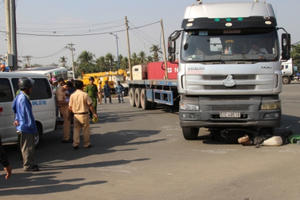 Xe container cán chết người ở vòng xoay “tử thần”