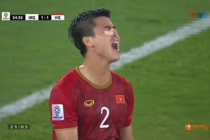 Bạn gái bất ngờ đăng trạng thái lạ sau khi Duy Mạnh bị chảy máu, băng kín mắt trên sân