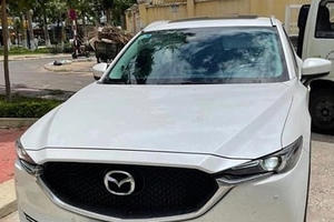 Ô tô vượt chốt kiểm dịch, ép CSGT ngã xuống đường