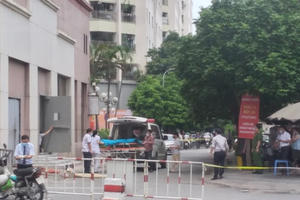 Hà Nội: Bé 6 tuổi rơi từ tầng 12 xuống đất tử vong