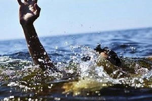 Xuống hồ nhặt dép, cháu bé đuối nước thương tâm