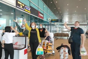 Bắt cách ly, test liên tục: Tự tay 'dâng khách' cho Thái Lan, Campuchia