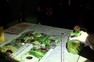 Triệt phá đường dây buôn ma túy xuyên quốc gia: Bắt 5 đối tượng, thu giữ 40kg ma túy tổng hợp dạng đá Triệt phá đường dây buôn ma túy xuyên quốc gia: Bắt 5 đối tượng, thu giữ 40kg ma túy tổng hợp dạng đá