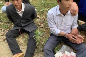 Đem tiền giả đi tiêu thụ, 2 đối tượng bị tóm gọn