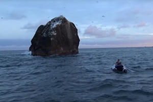 Tảng đá cô đơn gây ra cuộc tranh chấp chủ quyền hi hữu