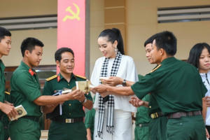 5 mỹ nhân Việt xinh đẹp nổi bật trong vòng vây các chiến sĩ Tây Ninh