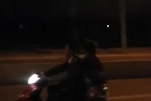 Clip nóng: Mặc sắc phục công an vẫn thản nhiên vi phạm giao thông