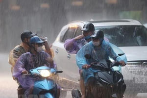 Mưa lớn cục bộ, lốc, sét, gió giật khu vực Bắc bộ và Trung bộ