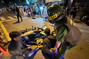 Đà Nẵng: Bắt 2 thanh niên vác rựa đánh nhau, gây thương tích cho người đi đường