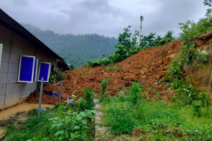 Di dời khẩn cấp hàng trăm hộ dân với hơn 1 nghìn nhân khẩu đến nơi tránh trú an toàn