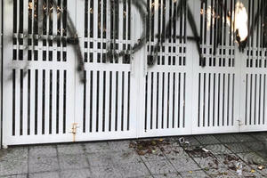 Cổng nhà cựu Phó Viện trưởng VKS Đà Nẵng bị viết bậy bằng sơn Cổng nhà cựu Phó Viện trưởng VKS Đà Nẵng bị viết bậy bằng sơn