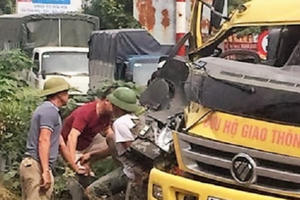 Hưng Yên: Tàu hỏa húc tung xe cứu hộ, tài xế may mắn thoát chết