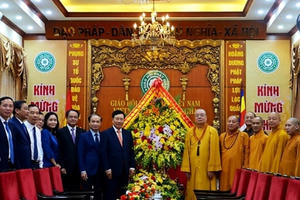 Phó Thủ tướng Phạm Bình Minh thăm, chúc mừng Trung ương Giáo hội Phật giáo Việt Nam nhân Đại lễ Phật đản