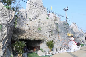 Độc đáo hang đá Bê - Lem xây dựng từ hơn 1.000 cây tre và 7.000 vỏ bao xi măng