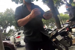 Video: "Chặt chém" giá trông xe máy, ô tô dưới lòng đường ngay hồ Gươm ngày mùng 1 Tết Tân Sửu