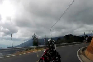 "Giật tung người" với pha ôm cua ngược chiều của xe Exciter