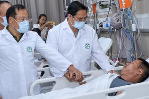 Thủ tướng trực tiếp đến bệnh viện thăm các nạn nhân trong vụ cháy chung cư mini tại Hà Nội