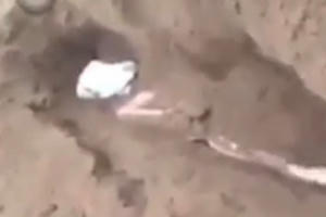 Nam thanh niên bị ép phải tự đào hố để nhóm đối tượng “chôn sống” mình