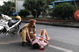 Giật mình vì tiếng còi xe, người phụ nữ ngã ra đường Hà Nội nguy kịch?