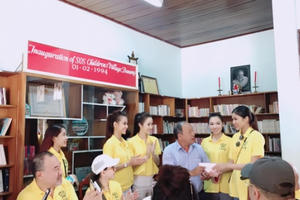 Nguyễn Thị Thành  đưa Ngọc Vân, Thu Thảo đi thăm trẻ mồ côi Đà Nẵng