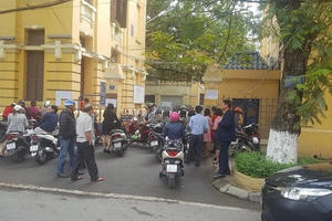 Khách đến làm việc tại Sở KH&ĐT Hải Phòng phải trèo qua cổng!