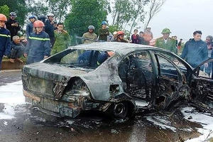 Ô tô chở 2 người đột nhiên bốc cháy trên đường Ô tô chở 2 người đột nhiên bốc cháy trên đường