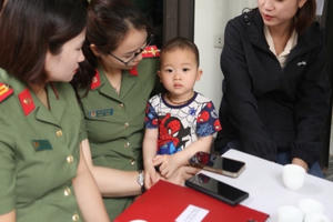 Trao sổ tiết kiệm và nhận đỡ đầu con trai chiến sĩ công an gặp nạn khi đi biên giới tăng cường