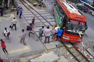 Vụ xe khách húc tung barie đường sắt ở Thanh Hóa: Do tài xế nghe điện thoại